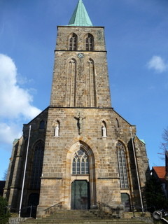 Die Westfassade von St. Bartholomäus Wellingholzhausen mit der markanten Kreuzigungsgruppe - Bild gross anzeigen